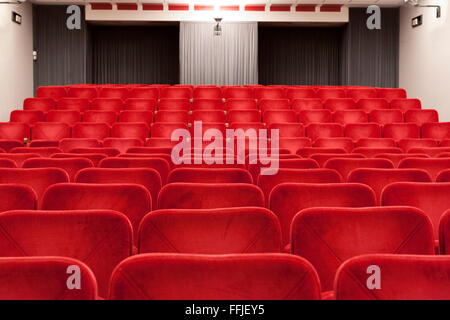 Reihen von rotem Samt Theatersitze Stockfoto