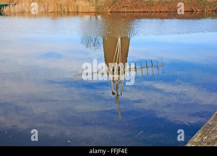 Eine Reflexion des Turf Moor Entwässerung Mühle in den Fluss Ameise auf den Norfolk Broads in der Nähe wie Hill, Ludham, Norfolk, England, UK. Stockfoto