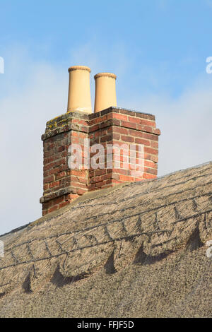 Schornstein auf dem Dach des Reetdachhaus Stockfoto