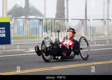 Los Angeles, Kalifornien, USA. 14. Februar 2016. Scott Parson aus USA nimmt den fünften Platz in Rollstuhl-Kategorie beim 2016 LA Marathon in Los Angeles Kalifornien Credit: R. Guillermo Orozco/Alamy Live News Stockfoto