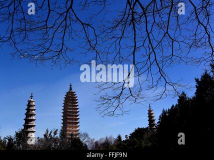 Peking, China. 27. Januar 2015. Foto aufgenommen am 27. Januar 2015 zeigt drei Pagoden im Chongsheng Tempel in Dali City, der südwestlichen chinesischen Provinz Yunnan. Die drei Pagoden, wurden mit der größten eine 69 Meter hoch, in der Tang-Dynastie (618-907) gebaut. © Wang Song/Xinhua/Alamy Live-Nachrichten Stockfoto