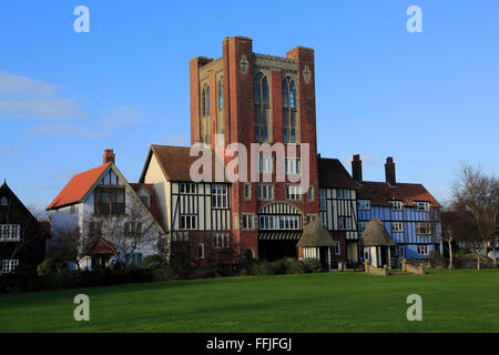 Exzentrische mock Tudor Architektur der Wasserturm und Häuser, Thorpeness, Suffolk, England Stockfoto