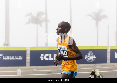 Los Angeles, Kalifornien, USA. 14. Februar 2016. Daniel Limo aus Kenia nimmt den dritten Platz in der Männer-Kategorie beim 2016 LA Marathon in Los Angeles Kalifornien Credit: R. Guillermo Orozco/Alamy Live News Stockfoto