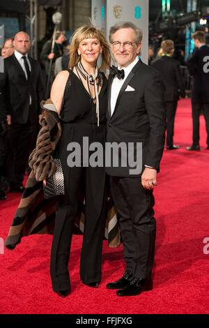 London, UK. 14. Februar 2016. Regisseur Steven Spielberg und Schauspielerin Kate Capshaw erreichen den EE British Academy Film Awards, BAFTA Awards, am Royal Opera House in London, England, am 14. Februar 2016. Bildnachweis: Dpa picture Alliance/Alamy Live News Stockfoto