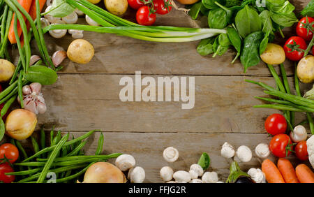 Bio-Gemüse. Gesunde Ernährung und Koch-Konzept. Ansicht von oben. Stockfoto