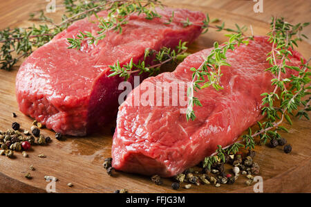 Rohes Rindfleischsteak an Bord. Selektiven Fokus Stockfoto