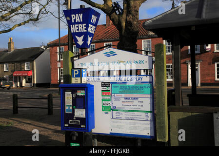 Zahlen Sie und zeigen Sie Parkplatz Maschine und Informationen, Wickham Markt, Suffolk, England, UK an Stockfoto