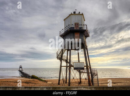 Essex Dovercourt High und Low Leuchttürme mit Felixstowe im Hintergrund von Trinity House Landguard Punkt navigieren errichtet Stockfoto