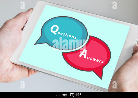 Fragen und Antworten Q&A Sitzung Konzept mit Händen mit modernen Tablet oder Smartphone als zu verwendende schieben Hintergrund Stockfoto