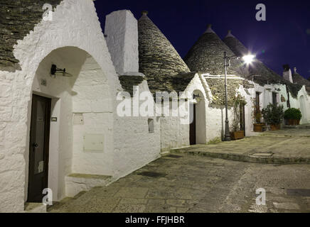 Straße im Stadtteil Trulli Rione Monti in Alberobello, Apulien, Italien Stockfoto