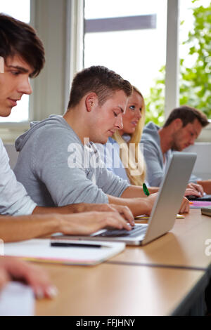 Notizen am Laptop in Universität Klasse Student Stockfoto
