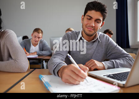 Student mit Notizen in Universität Klasse computer Stockfoto