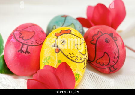 Reihe von Serviettentechnik dekoriert bunte Ostereier Stockfoto