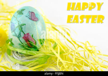 Glücklich Osterkarte mit Hand bemalt und Serviettentechnik verziert Ostereier Stockfoto
