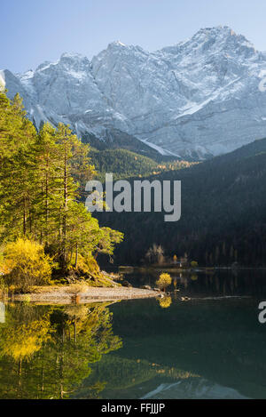 See Eibsee im Herbst Herbst Bäume mit Schnee bedeckt Berg Zugspitze bei Garmisch-Partenkirchen, Bayern, Deutschland Stockfoto