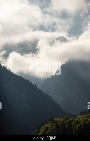 Allgäu-Bergrücken hinter Wolken und Morgen Nebel Patches aus dem Stillachtal in der Nähe von Oberstdorf in den Bayerischen Alpen zu sehen Stockfoto