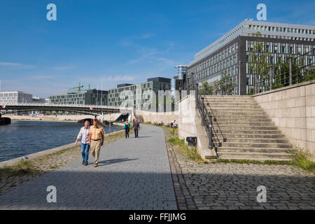 Vier Menschen Fuß auf einem Wanderweg neben der Spree, Berlin, Deutschland. Stockfoto