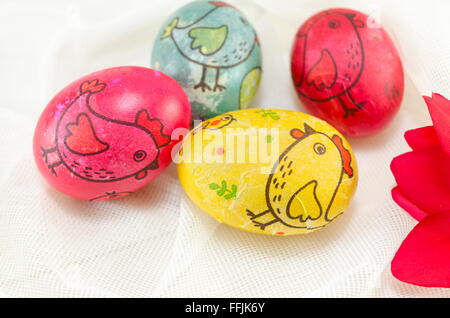 Reihe von Serviettentechnik dekoriert bunte Ostereier Stockfoto
