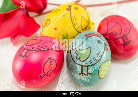 Reihe von Serviettentechnik dekoriert bunte Ostereier Stockfoto