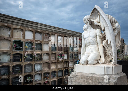 Die Skulptur der Kuss des Todes von Josep Llaudet Soler Grab auf Poblenou Friedhof (Ost-Friedhof) in Barcelona, Spanien Stockfoto