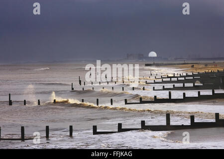 Sizewell Nuclear Power Station, Buhnen aus Southwold, mit beträchtlichen Wellen und Gischt, in stürmischen Licht fotografiert, Stockfoto