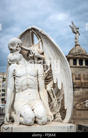 Die Skulptur der Kuss des Todes von Josep Llaudet Soler Grab auf Poblenou Friedhof (Ost-Friedhof) in Barcelona, Spanien Stockfoto