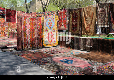 Traditionelle Teppiche zum Verkauf an der Vernissage Open-Air-Flohmarkt, Eriwan, Armenien Stockfoto