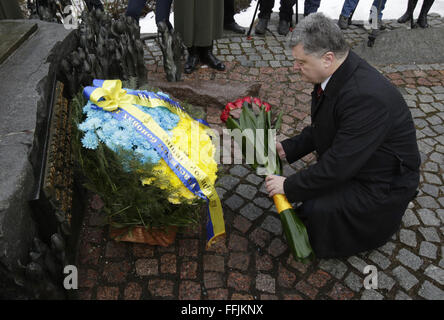 21. Januar 2016 - der ukrainische Präsident Petro Poroshenko legt Blumen auf ein Denkmal für die Gefallenen in Afghanistan im Krieg 1979-1989 zum Jahrestag des Abzugs der sowjetischen Truppen aus dem Land, in Kiew, 15. Februar 2016. Die letzte Abteilung der sowjetischen Armee verließ Afghanistan 15. Februar 1989 nach einer 10-jährigen Krieg in einem gescheiterten Versuch, sowjetischen Herrschaft im Land zu verhängen. Einige 3.360 ukrainischen Soldaten starben im Krieg. © Swoboda Stepanov/ZUMA Draht/Alamy Live-Nachrichten Stockfoto