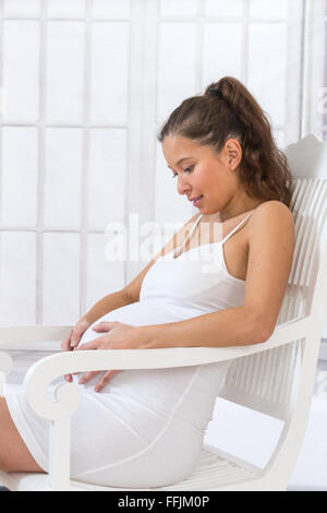 Schwangere Frau immer eine Kontraktion zu Hause im Wohnzimmer Stockfoto