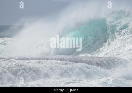 Eine schöne große Wildwasser-Welle Absturz am Strand. Das Bild wurde in Oahu Hawaii während der Surf-Saison aufgenommen. Stockfoto