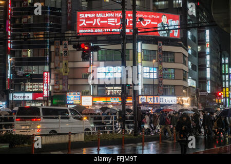 TOKYO, JAPAN - 29. Januar 2016: Straßenszene in Shinjuku in Regen Stockfoto