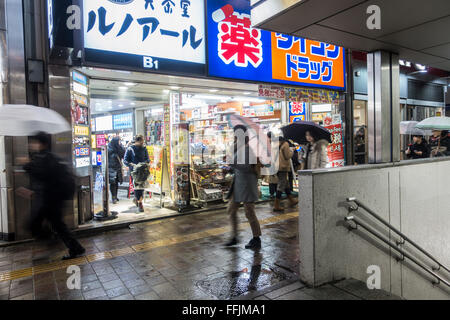 TOKYO, JAPAN - 29. Januar 2016: Straßenszene in Shinjuku in Regen Stockfoto