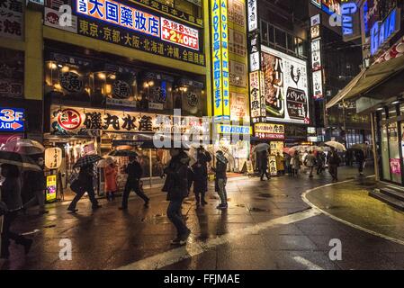 TOKYO, JAPAN - 29. Januar 2016: Straßenszene in Shinjuku in Regen Stockfoto