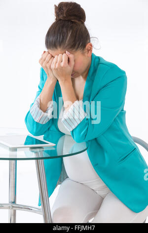 Depressive schwangere Frau im Gespräch mit niemand zu unterstützen Stockfoto