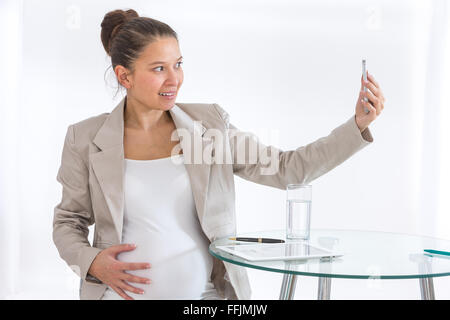 Schwangere Asiatin, die Arbeit im Büro Stockfoto