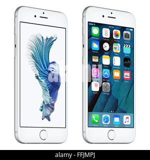 Varna, Bulgarien - 24. Oktober 2015: Silber Apple iPhone 6 s gedreht in einem leichten Winkel Bottom-up-Ansicht mit iOS 9 Stockfoto