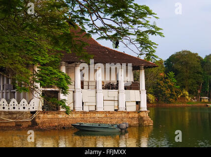 Das Royal Sommerhaus ist in Kandy Lake, in der Nähe von Tempel der Zahnreliquie, Kandy, Sri Lanka Stockfoto