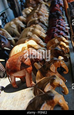 Zeile der geschnitzten hölzernen Elefanten steht auf einer Tafel im Freien, Sri Lanka Stockfoto