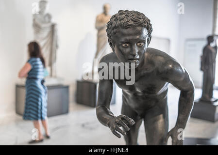 Archäologisches Museum von Neapel, Ansicht einer Statue aus der antiken römischen Zeit eines Athleten im Museo Archeologico Nazionale in Neapel, Italien. Stockfoto