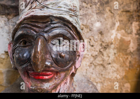 Pulcinella Neapel Gesicht, Detail der berühmten Messing Statue der Pulcinella - ein Symbol der neapolitanischen Comedy - in der Via dei Tribunali, Neapel, Italien. Stockfoto