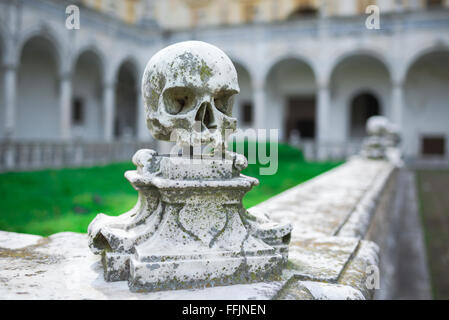 Certosa di San Martino Neapel, Ansicht eines mit einem Steinschädel verzierten Kartäuserfriedhofs im Kloster Certosa di San Martino, Neapel, Italien. Stockfoto