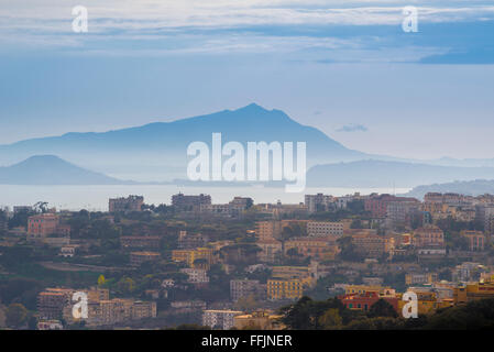 Neapel, Pozzuoli, der neapolitanischen Stadt Pozzuoli bei Dämmerung mit den hoch aufragenden Form von Ischia, Italien. Stockfoto