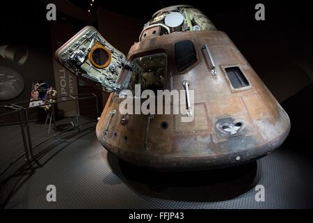 Ein Denkmal Kranz neben der Apollo 14 Monitorbox Exponat auf der Saturn-V-Gebäude zu Ehren der Erinnerung an ehemalige NASA-Astronaut Edgar Mitchell am Kennedy Space Center in Cape Canaveral, Florida 12. Februar 2016 platziert. Mitchell, starb einer der 12 Menschen auf dem Mond spazieren gehen 4. Februar 2016. Stockfoto