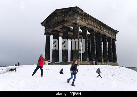 Sunderland, Vereinigtes Königreich. 15. Februar 2016. UK-Wetter: Schnee in Nord-Ost England, so dass eine Familie, einen Schneeball zu genießen auf Penshaw Hügel vor lokaler Grenzstein, Penshaw Denkmal Credit kämpfen gefallen: Washington Imaging/Alamy Live News Stockfoto