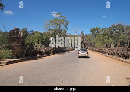 Statuen auf der Attika des South Bridge in Angkor Thom, in der Nähe von Siem Reap, Kambodscha, Asien. Stockfoto