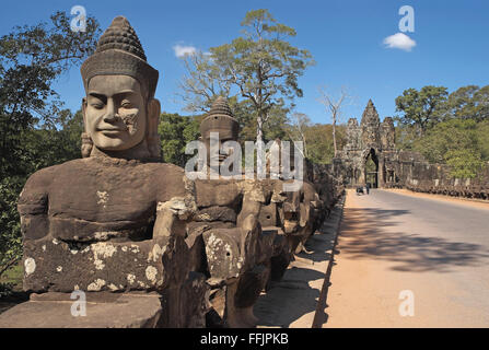 Devas (Götter) Statuen auf der Brüstung der Hauptbrücke in Angkor Thom, in der Nähe von Siem Reap, Kambodscha, Asien. Stockfoto