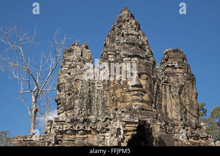 Große steinerne Gesichter auf die Türme des Bayon Tempel, Angkor Thom, in der Nähe von Siem Reap, Kambodscha, Asien. Stockfoto