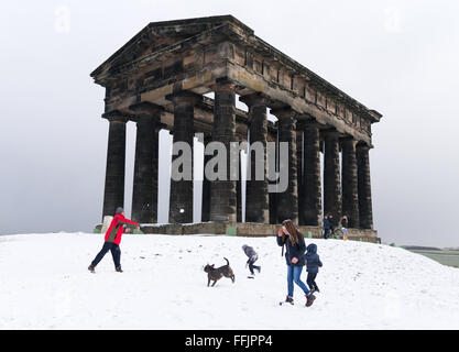 Sunderland, Vereinigtes Königreich. 15. Februar 2016. UK-Wetter: Schnee in Nord-Ost England, so dass eine Familie, einen Schneeball zu genießen auf Penshaw Hügel vor lokaler Grenzstein, Penshaw Denkmal Credit kämpfen gefallen: Washington Imaging/Alamy Live News Stockfoto