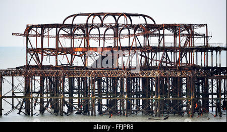 Brighton, Großbritannien. . Mehr vom verfallenden und rosten West Pier in Brighton bröckelt ins Meer, während die jüngsten Stürme ihren Tribut fordern. Der von Eugenius Birch entworfene West Pier wurde 1866 eröffnet und 1975 geschlossen. Der Pier war der erste, der in Großbritannien an der Grade-I-Liste notiert wurde, ist aber seit seiner Schließung zunehmend verderbt und wurde von Wetter und Bränden verwüstet.Quelle: Simon Dack/Alamy Live News Stockfoto