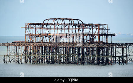 Brighton, Großbritannien. . Mehr vom verfallenden und rosten West Pier in Brighton bröckelt ins Meer, während die jüngsten Stürme ihren Tribut fordern. Der von Eugenius Birch entworfene West Pier wurde 1866 eröffnet und 1975 geschlossen. Der Pier war der erste, der in Großbritannien an der Grade-I-Liste notiert wurde, ist aber seit seiner Schließung zunehmend verderbt und wurde von Wetter und Bränden verwüstet.Quelle: Simon Dack/Alamy Live News Stockfoto